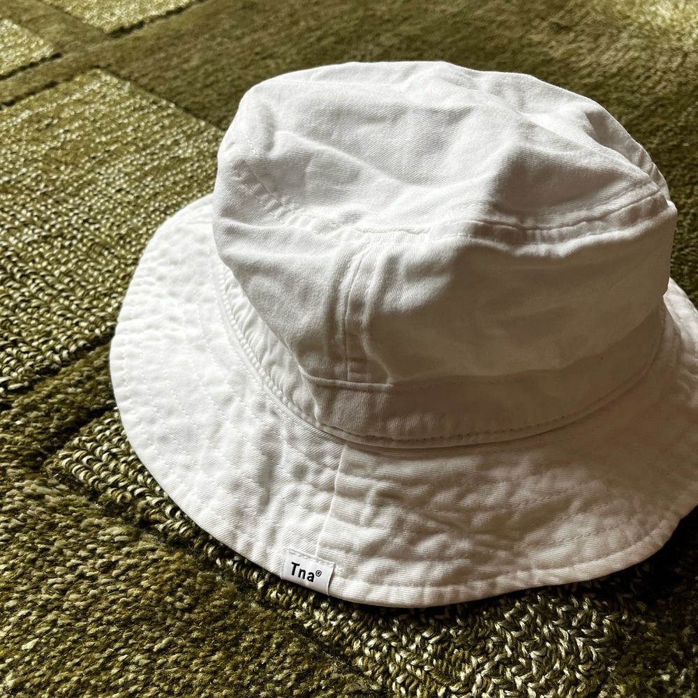 Aritzia TNA bucket hat